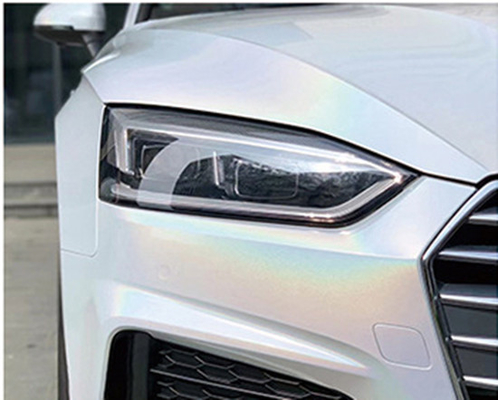 El coche blanco colorido del brillo del laser envuelve la película calandrada polimérica del vinilo
