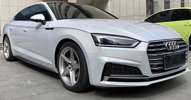 El coche blanco colorido del brillo del laser envuelve la película calandrada polimérica del vinilo